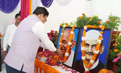 मुख्य सचिव आनन्द बर्द्धन ने गांधी और शास्त्री को किया नमन