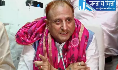 दिल्ली एमसीडी मेयर, रूसी दूत ने बापू को पुष्पांजलि अर्पित की