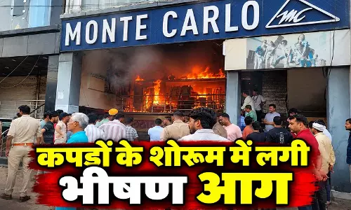 कपड़ों के शोरूम में लगी भीषण आग, 50 लाख का सामान जलकर राख कपड़ों के शोरूम में लगी भीषण आग, 50 लाख का सामान जलकर राख