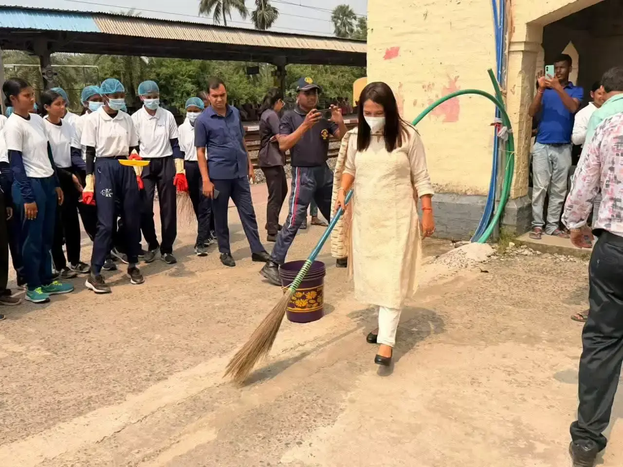 झाड़ू लेकर मैदान में उतरीं मंत्री सुमना सरकार, स्वच्छता का दिया संदेश झाड़ू लेकर मैदान में उतरीं मंत्री सुमना सरकार, स्वच्छता का दिया संदेश