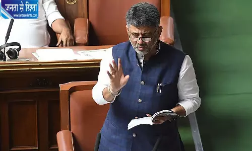 डीके शिवकुमार के धरने पर प्रह्लाद जोशी और सोमन्ना का हमला, कैबिनेट बैठक टालने पर उठाए सवाल डीके शिवकुमार के धरने पर प्रह्लाद जोशी और सोमन्ना का हमला, कैबिनेट बैठक टालने पर उठाए सवाल