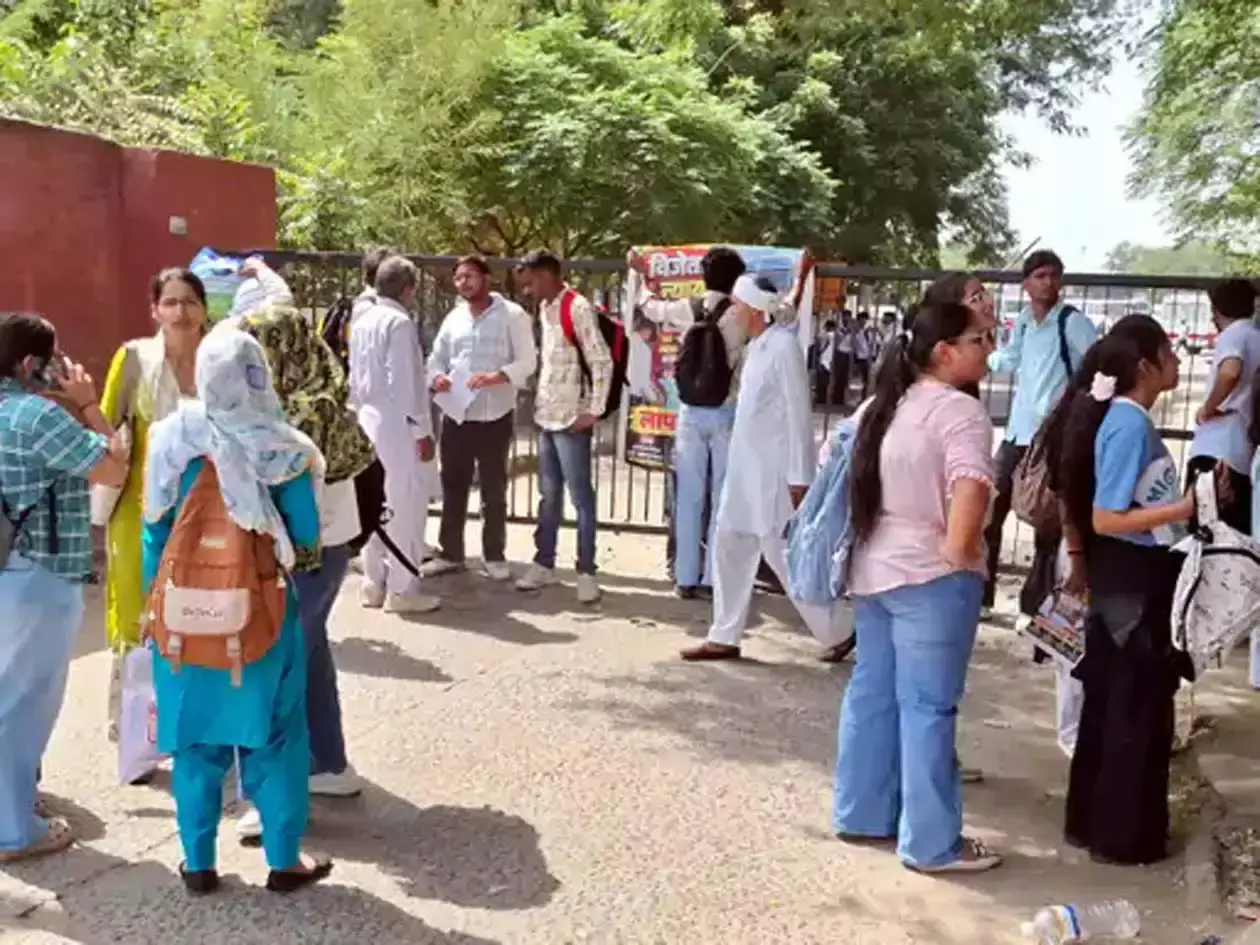 घायल छात्रा की सहायता के लिए विद्यार्थियों ने बुलंद की आवाज घायल छात्रा की सहायता के लिए विद्यार्थियों ने बुलंद की आवाज