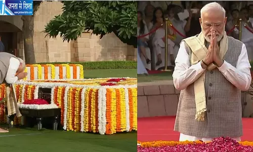 गांधी जयंती पर पीएम मोदी ने राजघाट पहुंचकर दी श्रद्धांजलि, विजय घाट पर शास्त्री को किया नमन गांधी जयंती पर पीएम मोदी ने राजघाट पहुंचकर दी श्रद्धांजलि, विजय घाट पर शास्त्री को किया नमन