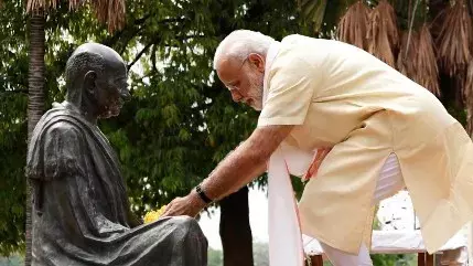 बापू का शाश्वत संदेश हमें बेहतर समाज बनाने को प्रेरित करे: पीएम मोदी