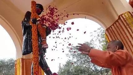 CM योगी का संदेश: गांधी जी के विचार और सादगी से बनेगा सशक्त भारत
