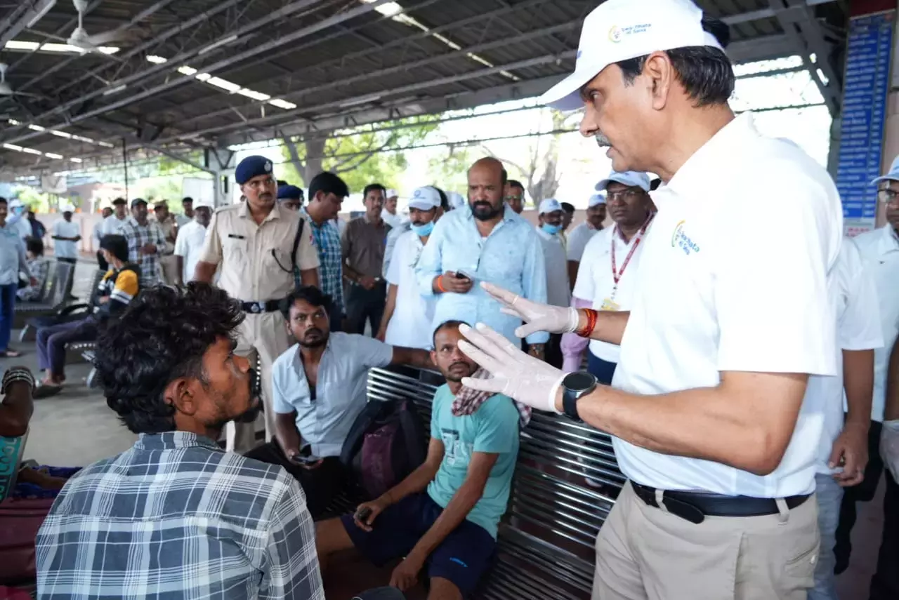 Andhra: एससीआर प्रमुख ने विजाग स्टेशन पर सफाई अभियान का नेतृत्व किया