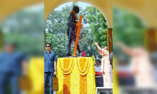 सीएम योगी ने किया महात्मा गांधी को नमन सीएम योगी ने किया महात्मा गांधी को नमन