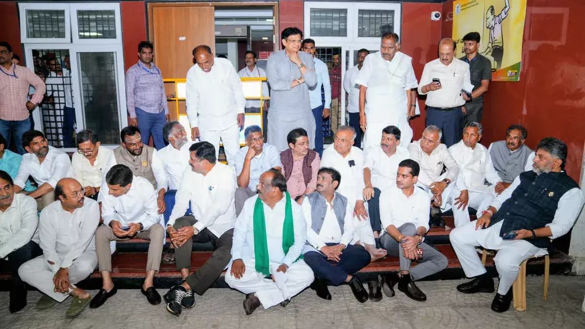 SIR मुद्दे पर गरमाई राजनीति: चुनाव आयोग दफ्तर के बाहर शिवकुमार का प्रदर्शन SIR मुद्दे पर गरमाई राजनीति: चुनाव आयोग दफ्तर के बाहर शिवकुमार का प्रदर्शन