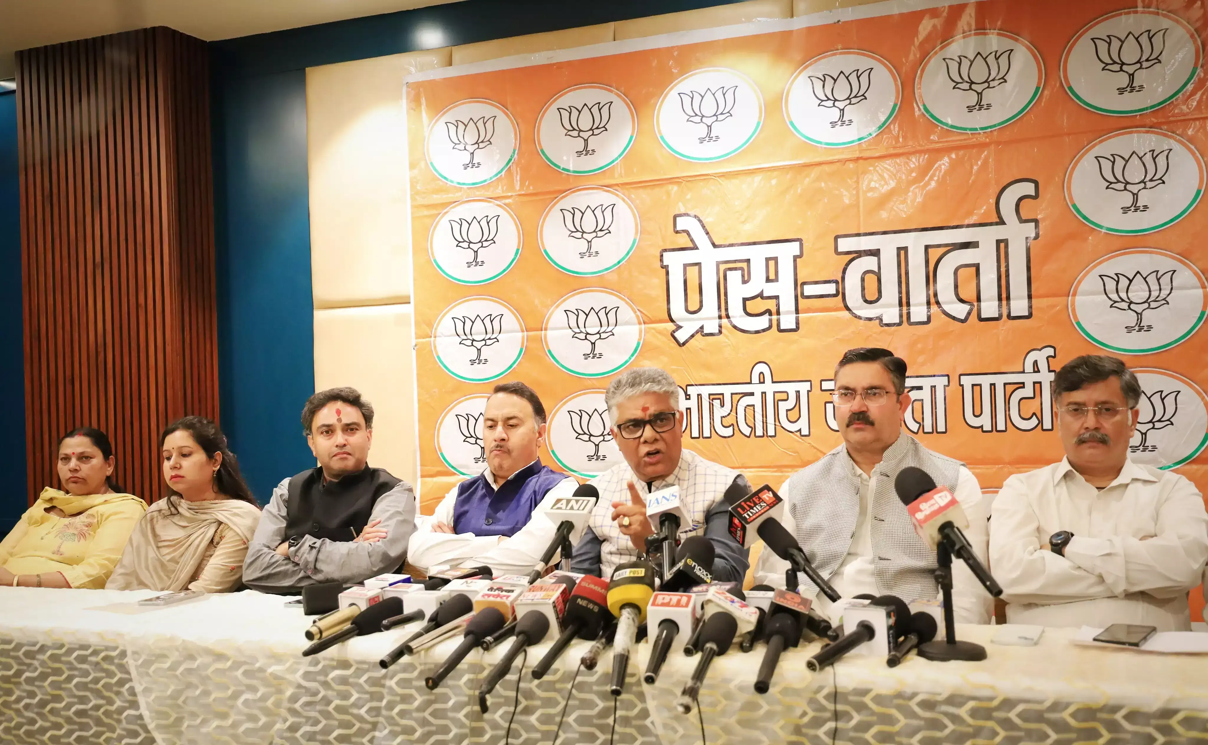 राहुल गांधी को लेकर डॉ. राजीव भारद्वाज का बयान, स्वतंत्र संस्थाओं पर उठ रहे सवाल राहुल गांधी को लेकर डॉ. राजीव भारद्वाज का बयान, स्वतंत्र संस्थाओं पर उठ रहे सवाल