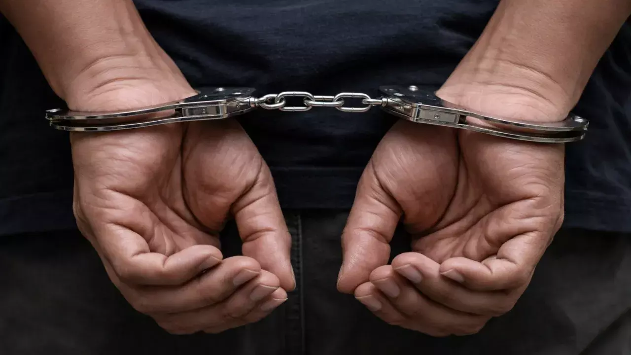 नौकरी के नाम पर धोखाधड़ी: TMC नेता के जीजा समेत 4 गिरफ्तार नौकरी के नाम पर धोखाधड़ी: TMC नेता के जीजा समेत 4 गिरफ्तार