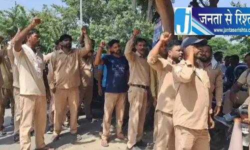 दो महीने से वेतन नहीं सफाईकर्मियों का प्रदर्शन