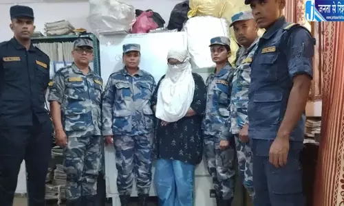 भारत से नेपाल जा रही महिला के पास मिला 2.605 किलो सोना, कीमत 2.51 करोड़ नेपाली रुपये भारत से नेपाल जा रही महिला के पास मिला 2.605 किलो सोना, कीमत 2.51 करोड़ नेपाली रुपये
