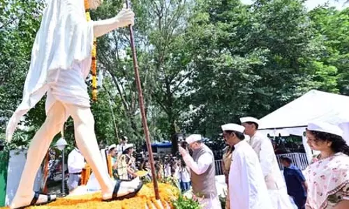 राज्यपाल और सीएम हेमंत ने महात्मा गांधी-लाल बहादुर शास्त्री को किया नमन, बापू वाटिका पहुंचकर दी श्रद्धांजलि
