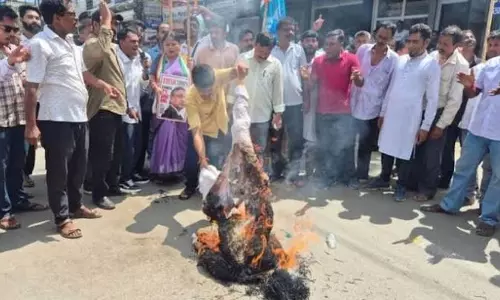 त्रिपुरा कांग्रेस का हल्ला बोल: CEC की गिरफ्तारी और इस्तीफे की मांग त्रिपुरा कांग्रेस का हल्ला बोल: CEC की गिरफ्तारी और इस्तीफे की मांग