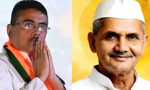 शुभेंदु अधिकारी ने शास्त्री जी को श्रद्धासुमन अर्पित किए शुभेंदु अधिकारी ने शास्त्री जी को श्रद्धासुमन अर्पित किए