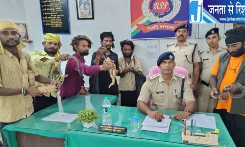 जनसेवा एक्सप्रेस में सांप दिखाकर पैसे मांग रहे छह सपेरे पकड़े गए, दिघवारा स्टेशन पर उतारा जनसेवा एक्सप्रेस में सांप दिखाकर पैसे मांग रहे छह सपेरे पकड़े गए, दिघवारा स्टेशन पर उतारा