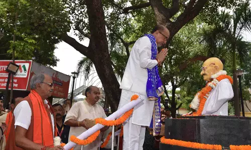 राज्यपाल डेका ने महात्मा गांधी और लाल बहादुर शास्त्री को श्रद्धांजलि अर्पित कर डॉ. अंबेडकर को किया नमन
