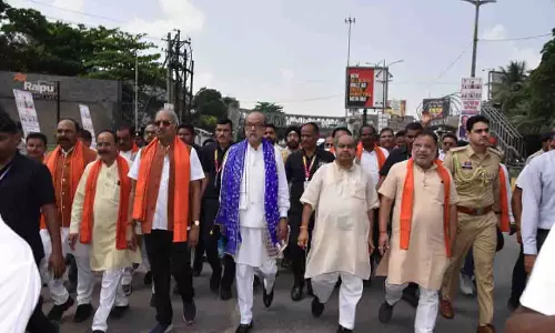 नशा मुक्त भारत के संकल्प के साथ राज्यपाल डेका ने की पदयात्रा