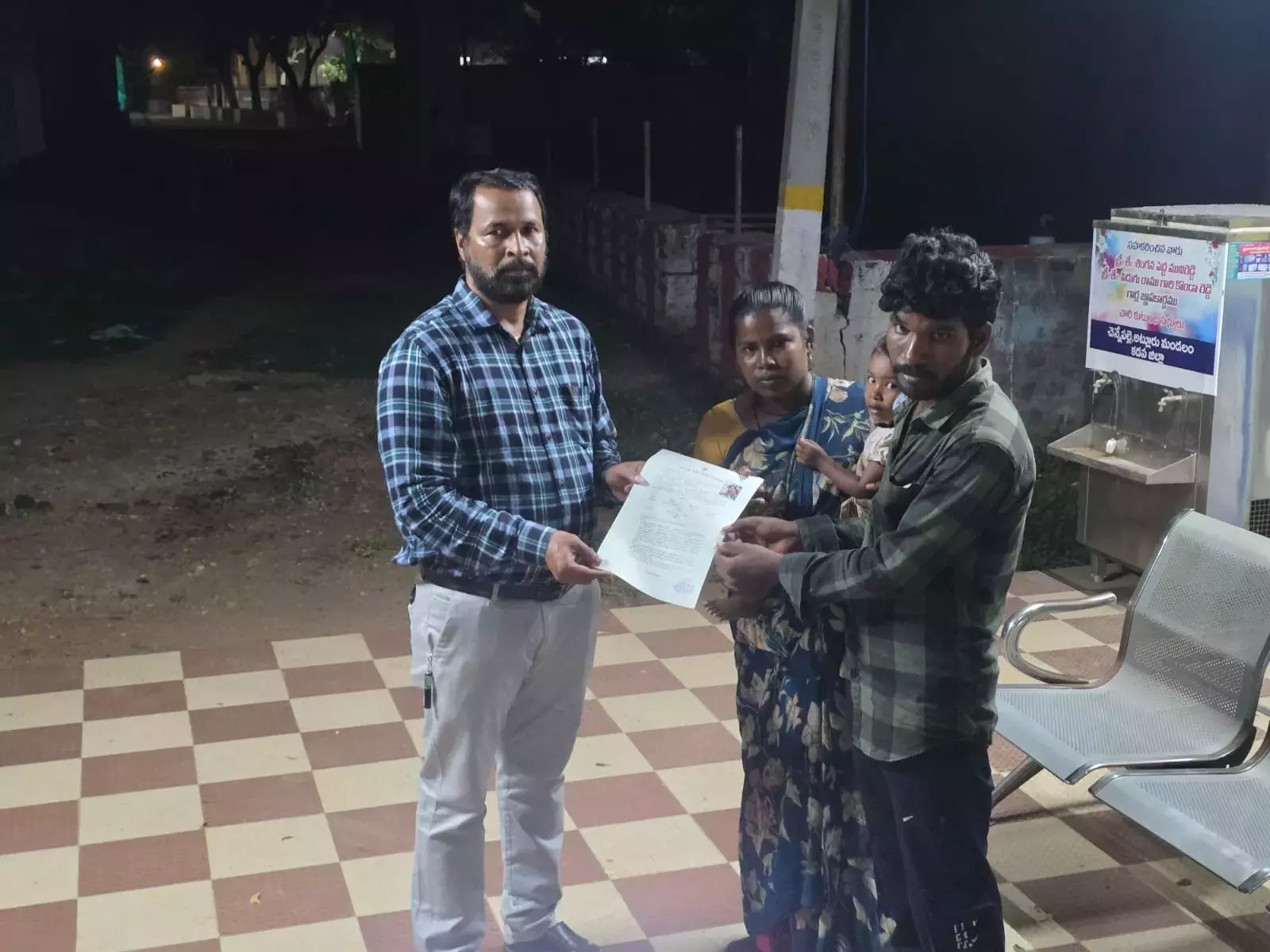 Andhra: रद्दी कागज इकट्ठा करने वाले परिवार को मिला मकान-स्थल का पट्टा Andhra: रद्दी कागज इकट्ठा करने वाले परिवार को मिला मकान-स्थल का पट्टा