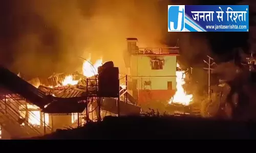 आग लगने से 5 परिवार बेघर आग लगने से 5 परिवार बेघर