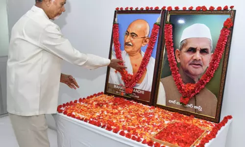 आंध्र प्रदेश के राज्यपाल, मुख्यमंत्री और उपमुख्यमंत्री ने महात्मा गांधी और लाल बहादुर शास्त्री को दी श्रद्धांजलि आंध्र प्रदेश के राज्यपाल, मुख्यमंत्री और उपमुख्यमंत्री ने महात्मा गांधी और लाल बहादुर शास्त्री को दी श्रद्धांजलि