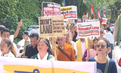 प्रोफेसर लामा के इस्तीफे की मांग को लेकर कैप सिक्किम ने निकाली रैली प्रोफेसर लामा के इस्तीफे की मांग को लेकर कैप सिक्किम ने निकाली रैली