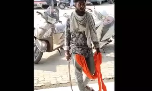 मोबाइल ठीक नहीं हुआ तो तलवार निकाली, दुकानदार को दी धमकी