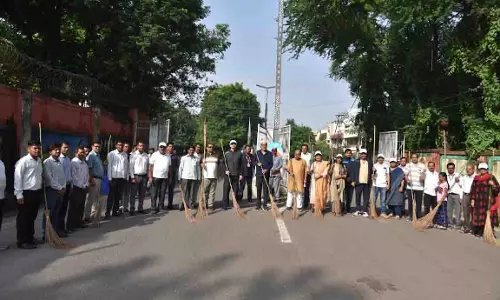 राज्यपाल रमेन डेका ने गांधी जयंती पर की साफ-सफाई