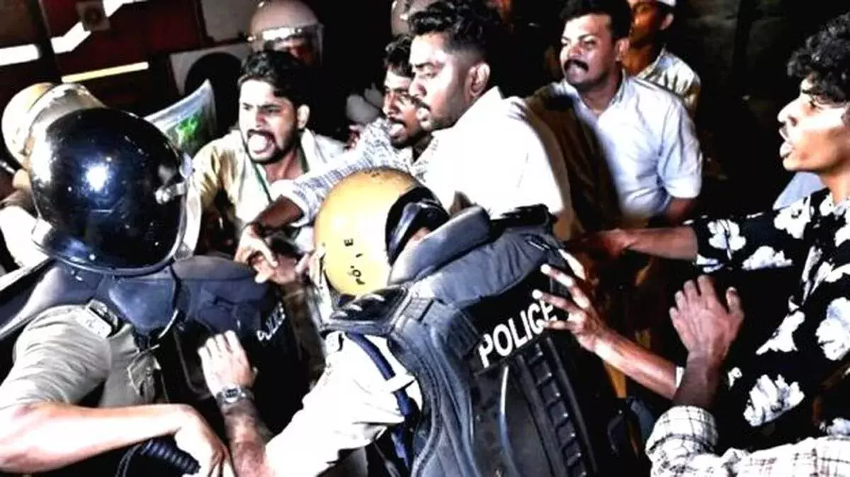 तिरुवनंतपुरम बना रणक्षेत्र: 7 मामले दर्ज, युवा मोर्चा के 8 सदस्य गिरफ्तार तिरुवनंतपुरम बना रणक्षेत्र: 7 मामले दर्ज, युवा मोर्चा के 8 सदस्य गिरफ्तार