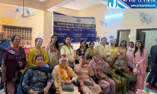 बुजुर्ग महिलाओं को किया गया सम्मानित हमीरपुर बुजुर्ग महिलाओं को किया गया सम्मानित हमीरपुर