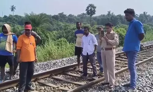 ओडिशा के गंजाम में ट्रेन की चपेट में आया ट्रैकमैन, मौके पर मौत ओडिशा के गंजाम में ट्रेन की चपेट में आया ट्रैकमैन, मौके पर मौत
