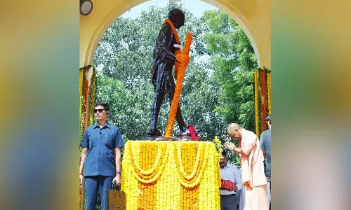 बापू का चरखा स्वावलंबन का आधार, ओडीओपी उसी भाव से ‘लोकल को ग्लोबल’ बनाने का अभियान: सीएम योगी