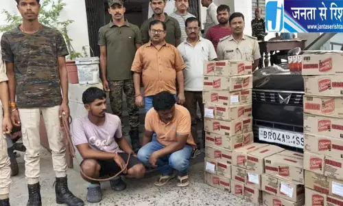 लग्जरी कार से शराब की तस्करी का खुलासा, 24 कार्टन शराब के साथ दो गिरफ्तार लग्जरी कार से शराब की तस्करी का खुलासा, 24 कार्टन शराब के साथ दो गिरफ्तार