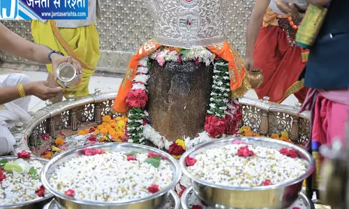 महाकाल मंदिर में भक्तों को अब मुफ्त मिलेगा प्रसाद, फूल और बेलपत्र महाकाल मंदिर में भक्तों को अब मुफ्त मिलेगा प्रसाद, फूल और बेलपत्र