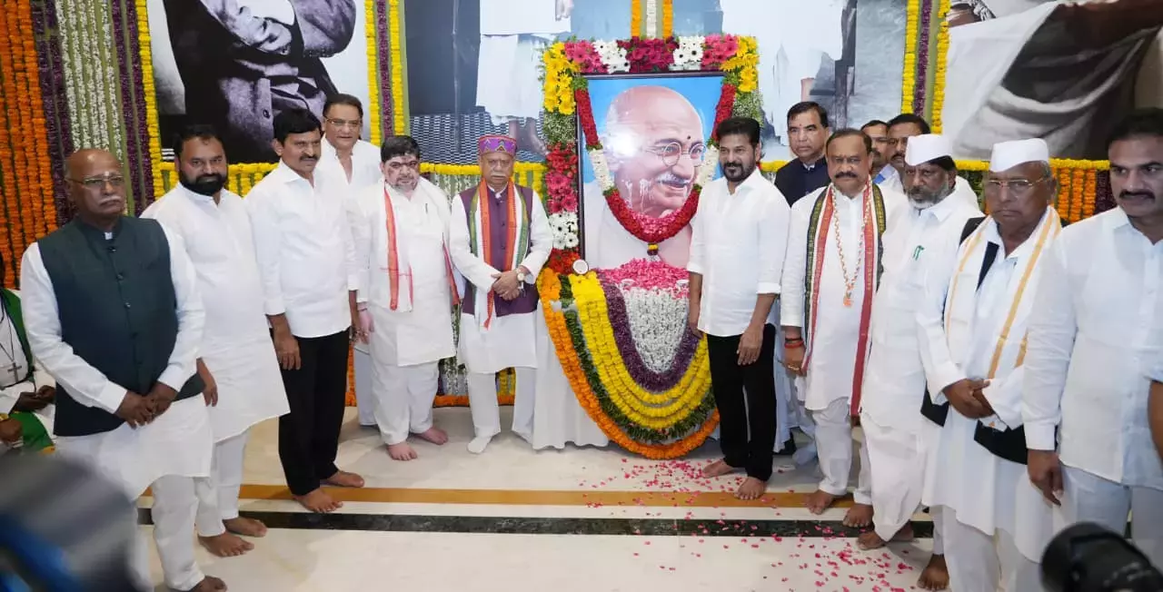 Telangana: शुक्ला, रेवंत रेड्डी ने महात्मा गांधी को जयंती पर श्रद्धांजलि दी Telangana: शुक्ला, रेवंत रेड्डी ने महात्मा गांधी को जयंती पर श्रद्धांजलि दी