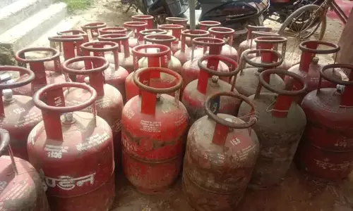 ई-केवाईसी नहीं कराने वाले गैस उपभोक्ताओं को झटका, अब कमर्शियल दर पर मिल सकता है सिलेंडर ई-केवाईसी नहीं कराने वाले गैस उपभोक्ताओं को झटका, अब कमर्शियल दर पर मिल सकता है सिलेंडर