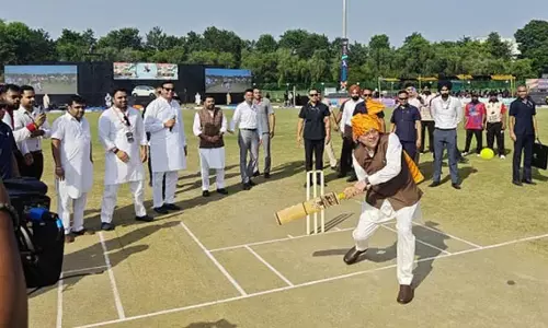 नमो क्रिकेट लीग में पहुंचे CM पुष्कर सिंह धामी, मैदान में लगाया शानदार शॉट नमो क्रिकेट लीग में पहुंचे CM पुष्कर सिंह धामी, मैदान में लगाया शानदार शॉट