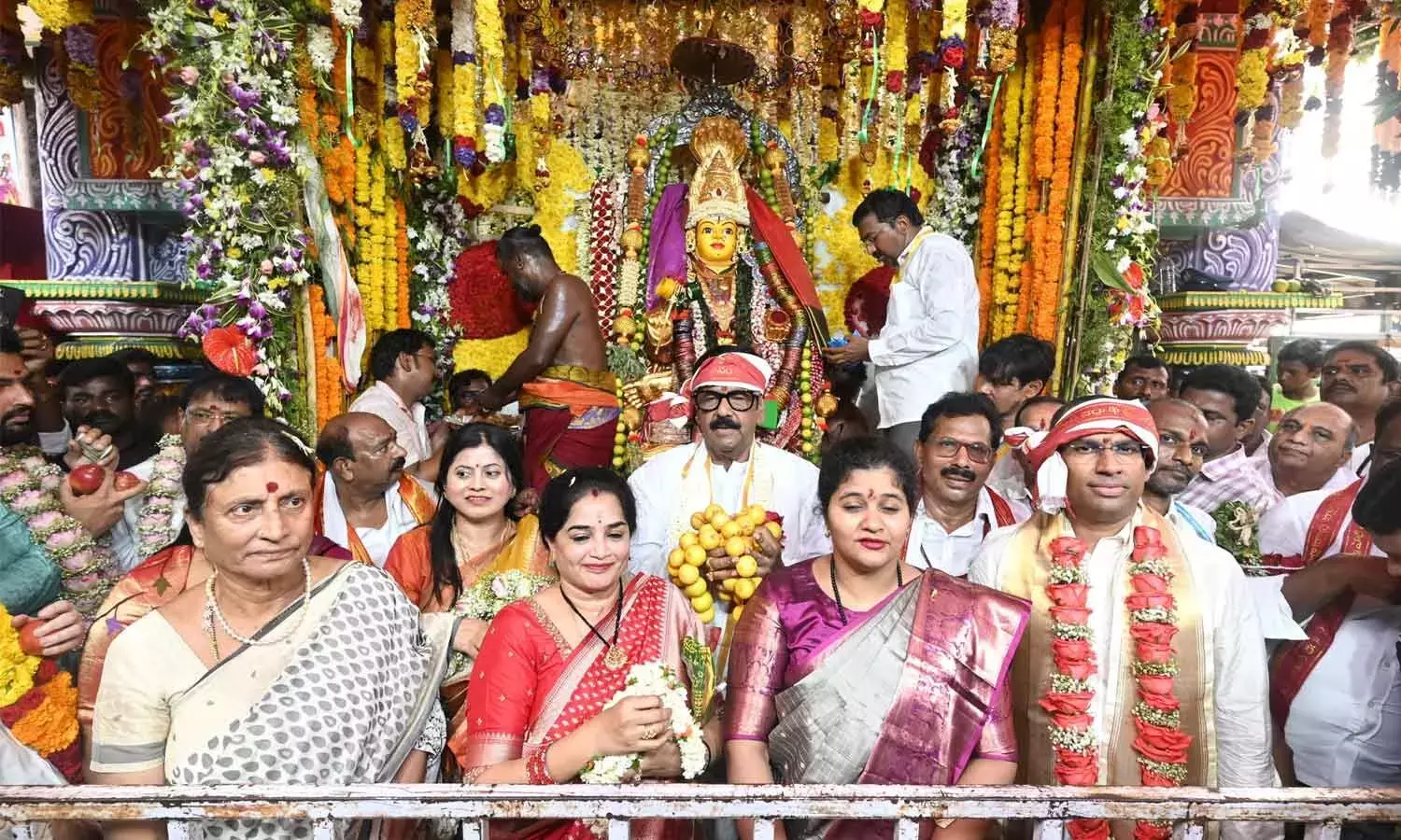Andhra: मंत्री ने वेंकटगिरी में पोलेरम्मा को रेशम के कपड़े भेंट किये