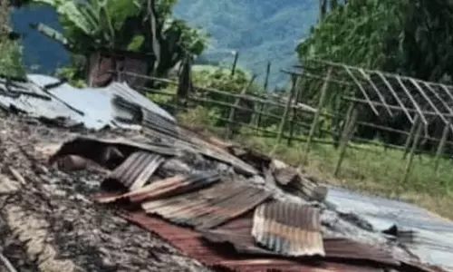 मणिपुर में गहराया संकट: संघर्ष के बीच 200 से ज़्यादा नागा परिवारों ने छोड़ा घर मणिपुर में गहराया संकट: संघर्ष के बीच 200 से ज़्यादा नागा परिवारों ने छोड़ा घर