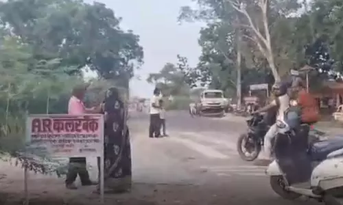 बेटी ने प्रेमी को चुना, मां ने लड़के के पिता को चप्पलों से पीटा बेटी ने प्रेमी को चुना, मां ने लड़के के पिता को चप्पलों से पीटा