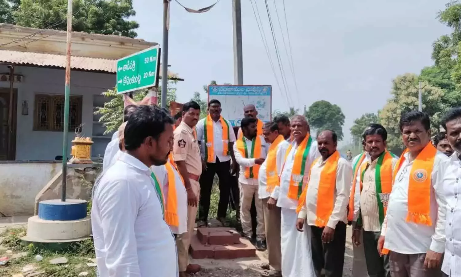 Andhra: टीडीपी-भाजपा गठबंधन में दरार झंडे के खंभों को लेकर उभरी Andhra: टीडीपी-भाजपा गठबंधन में दरार झंडे के खंभों को लेकर उभरी