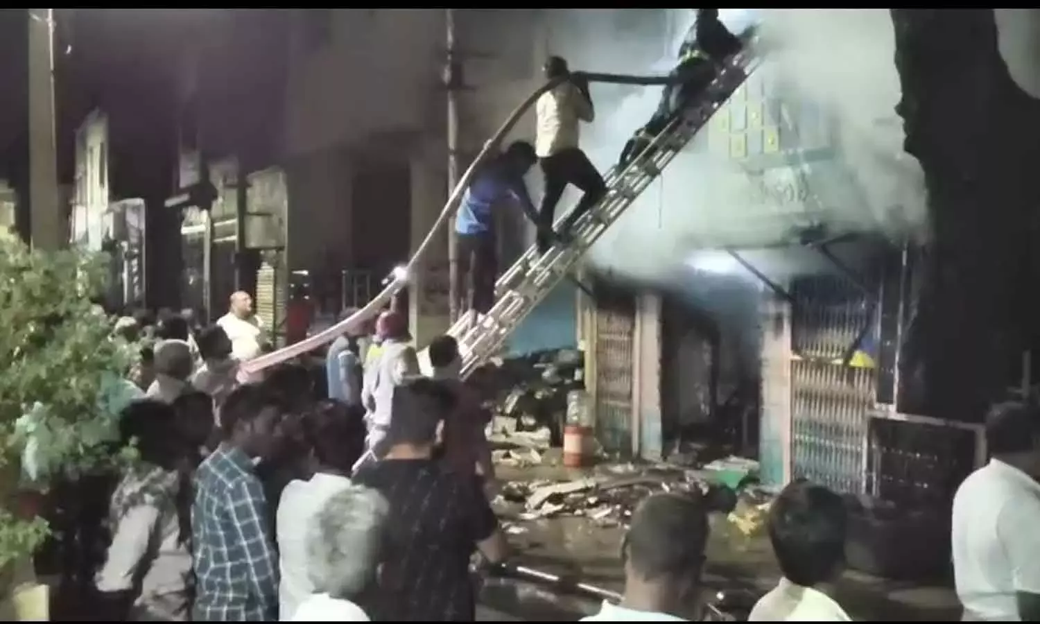 Andhra: अलूर में वेंकटलक्ष्मी सिल्क साड़ी की दुकान में भीषण आग लग गई Andhra: अलूर में वेंकटलक्ष्मी सिल्क साड़ी की दुकान में भीषण आग लग गई