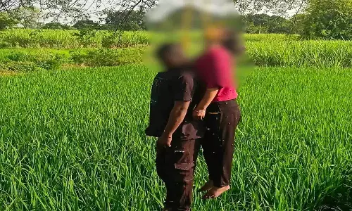 एक ही फंदे पर मिले युवक-युवती के शव, खेत में पेड़ से लटके मिले एक ही फंदे पर मिले युवक-युवती के शव, खेत में पेड़ से लटके मिले