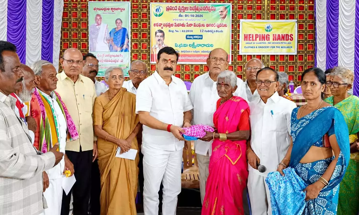 Andhra: बुजुर्ग निवासियों को पेंशन वितरित की गई Andhra: बुजुर्ग निवासियों को पेंशन वितरित की गई