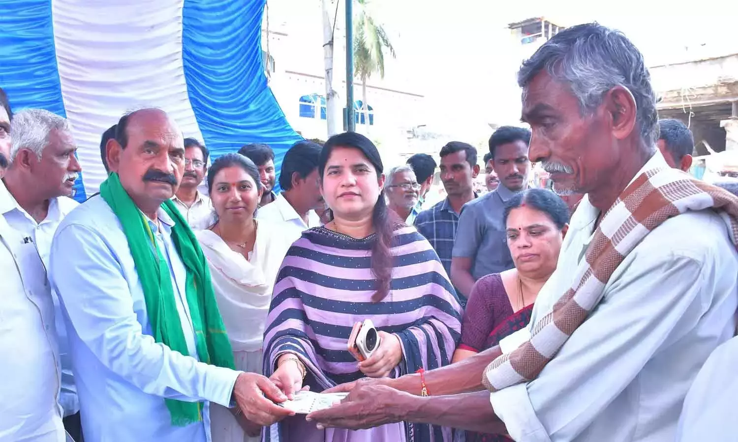 Andhra: मिन फारूक ने पोलूर गांव में पेंशन वितरण का शुभारंभ किया Andhra: मिन फारूक ने पोलूर गांव में पेंशन वितरण का शुभारंभ किया