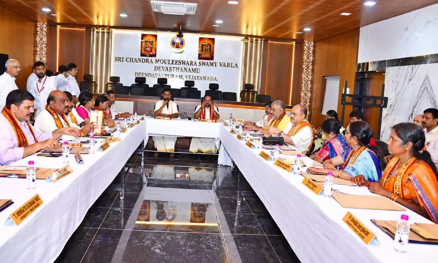श्री दुर्गा मल्लेश्वर स्वामी वरला देवस्थानम: वीआईपी अंतरालय दर्शन के लिए 1,000 रुपये का टिकट श्री दुर्गा मल्लेश्वर स्वामी वरला देवस्थानम: वीआईपी अंतरालय दर्शन के लिए 1,000 रुपये का टिकट