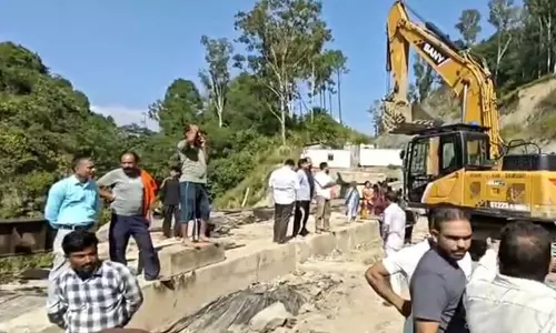 हमीरपुर में बड़ा हादसा  निर्माणाधीन पुल गिरने से मजदूर घायल