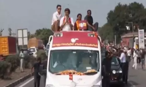 मदुरंथकम में CM विजय का मेगा रोड शो मदुरंथकम में CM विजय का मेगा रोड शो