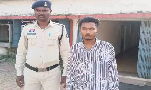 तालाब के पास गांजा बेचने ग्राहक तलाश रहा युवक गिरफ्तार तालाब के पास गांजा बेचने ग्राहक तलाश रहा युवक गिरफ्तार