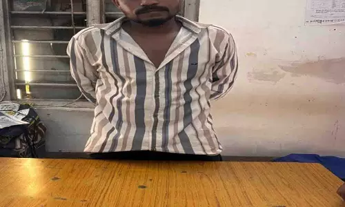 धारदार चाकू लेकर घूम रहा युवक गिरफ्तार धारदार चाकू लेकर घूम रहा युवक गिरफ्तार